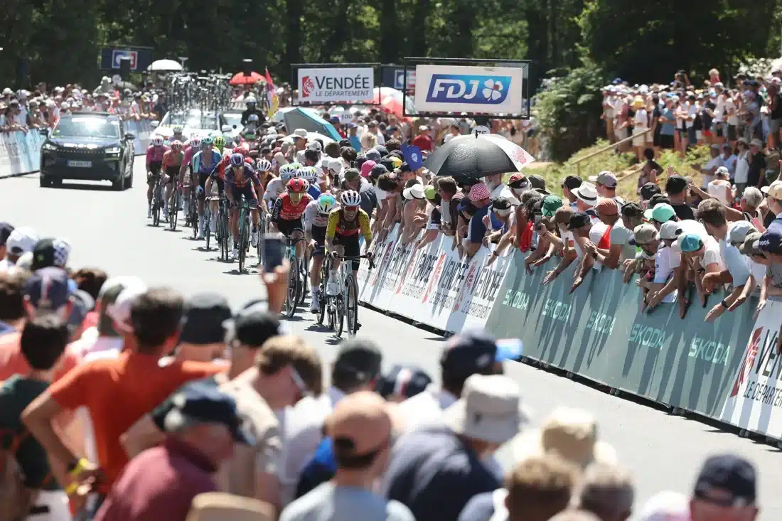 Le peloton rejoint une montée bordée de spectateurs