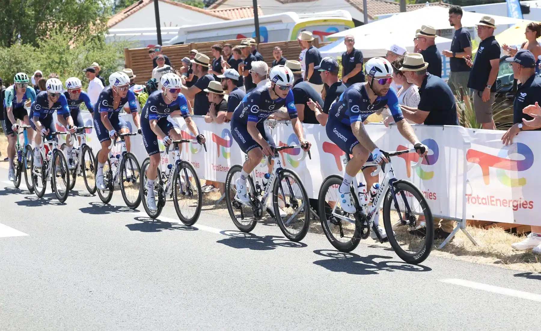Cyclistes en course devant le public lors d’une édition précédente des Championnats de France
